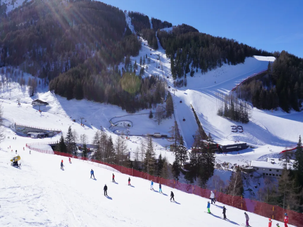 Skifahrende auf der Piste, im Hintergrund die Zahl 39.